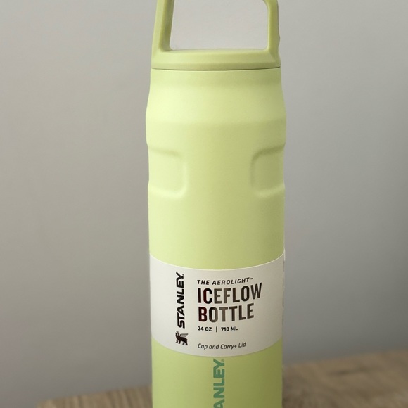 Stanley 24oz stainless steel ice flow aerolight water bottle cap and carry - Picture 4 of 5